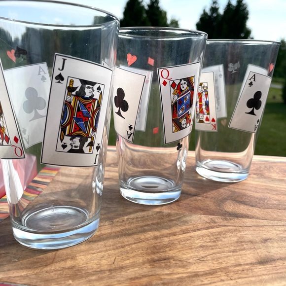 Set of three vintage tumbler high ball glasses with playing cards graphics - Picture 5 of 10
